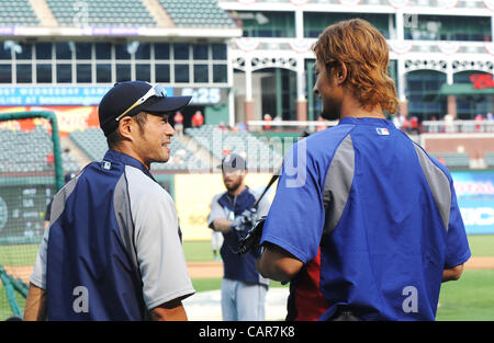 Ichiro Suzuki (Seeleute), Yu Darvish (Rangers), 10. April 2012 - MLB: Japans Yu Darvish (R) der Texas Rangers wird von Japans Ichiro Suzuki von den Seattle Mariners vor dem Baseballspiel im Rangers Ballpark in Arlington in Arlington, Texas, Vereinigte Staaten von Amerika begrüßt.  (Foto: AFLO) Stockfoto