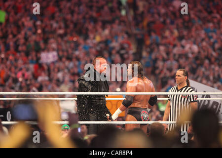 WWE Legenden The Undertaker gerungen Triple H bei Wrestlemania 28 in Miami, FL am Sun Life Stadium. WWE Hall of Famer Shawn Michaels diente als special Referee. Der Undertaker gewann, voran seine Streifen, 20-0 bei Wrestlemania Veranstaltungen. Stockfoto