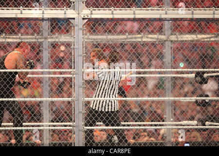 WWE Legenden The Undertaker gerungen Triple H bei Wrestlemania 28 in Miami, FL am Sun Life Stadium. WWE Hall of Famer Shawn Michaels diente als special Referee. Der Undertaker gewann, voran seine Streifen, 20-0 bei Wrestlemania Veranstaltungen. Stockfoto