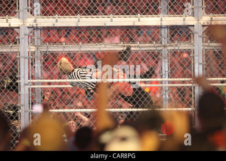 WWE Legenden The Undertaker gerungen Triple H bei Wrestlemania 28 in Miami, FL am Sun Life Stadium. WWE Hall of Famer Shawn Michaels diente als special Referee. Der Undertaker gewann, voran seine Streifen, 20-0 bei Wrestlemania Veranstaltungen. Stockfoto