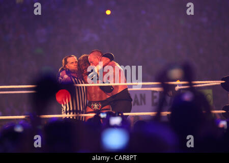 WWE Legenden The Undertaker gerungen Triple H bei Wrestlemania 28 in Miami, FL am Sun Life Stadium. WWE Hall of Famer Shawn Michaels diente als special Referee. Der Undertaker gewann, voran seine Streifen, 20-0 bei Wrestlemania Veranstaltungen. Stockfoto