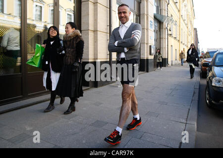 11. April 2012 - St. Petersburg, Russland - April 11,2012. St.Petersburg,Russia. Im Bild: Amerikanischer Modedesigner Thom Browne Joggen am Morgen im zentralen St.Petersburg,Russia... Thom Browne werden der erste amerikanische Designer, während Aurora Fashion Week in Sankt Petersburg, Russland zu zeigen. Stockfoto