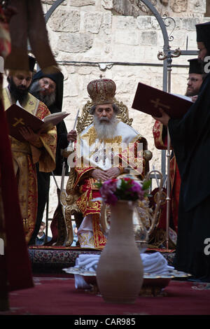 Theophilus III, griechisch-orthodoxen Patriarchen von Jerusalem, führt Gründonnerstag Dienstleistungen vor dem traditionellen Waschen der Füße-Zeremonie in der Heiligen-Grab-Kirche. Jerusalem, Israel. 12. April 2012. Stockfoto