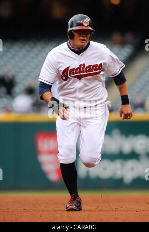 CLEVELAND, Ohio USA - APRIL 11: Cleveland Indians Recht Fielder Shin-soo Choo (17) auf Basis der zweiten im fünften Inning auf Progressive Field in Cleveland, Ohio, USA am Mittwoch, 11. April 2012. Stockfoto