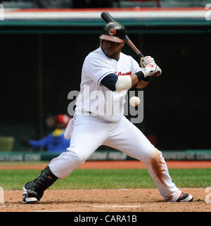 CLEVELAND, Ohio USA - APRIL 11: Cleveland Indians Catcher Carlos Santana (41) Fledermäuse während der achten Inning gegen die Chicago White Sox in Progressive Field in Cleveland, Ohio, USA am Mittwoch, 11. April 2012. Stockfoto