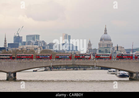 LONDON, UK, 12. April 2012.  Rot, Doppeldecker-Busse bilden eine ungewöhnliche, stationäre Warteschlange auf Waterloo Bridge wie Polizei Zugriff auf nahe gelegenen Victoria Embankment verhindern.  Aufgrund eines Verkehrsunfalls alles sofort wurden lokale Straßen im Stillstand mitten in den Feierabendverkehr. Stockfoto