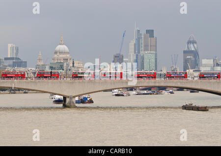 LONDON, UK, 12. April 2012.  Rot, Doppeldecker-Busse bilden eine ungewöhnliche, stationäre Warteschlange auf Waterloo Bridge wie Polizei Zugriff auf nahe gelegenen Victoria Embankment verhindern.  Aufgrund eines Verkehrsunfalls alles sofort wurden lokale Straßen im Stillstand mitten in den Feierabendverkehr. Stockfoto