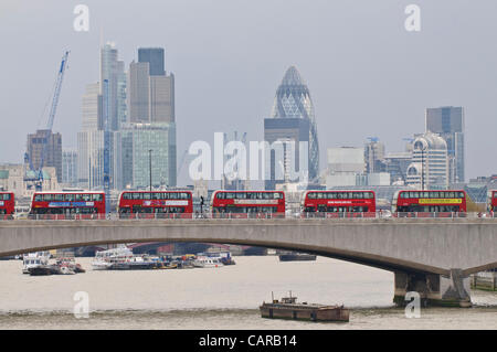 LONDON, UK, 12. April 2012.  Rot, Doppeldecker-Busse bilden eine ungewöhnliche, stationäre Warteschlange auf Waterloo Bridge wie Polizei Zugriff auf nahe gelegenen Victoria Embankment verhindern.  Aufgrund eines Verkehrsunfalls alles sofort wurden lokale Straßen im Stillstand mitten in den Feierabendverkehr. Stockfoto