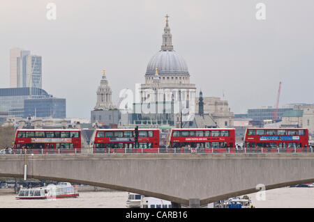 LONDON, UK, 12. April 2012.  Rot, Doppeldecker-Busse bilden eine ungewöhnliche, stationäre Warteschlange auf Waterloo Bridge wie Polizei Zugriff auf nahe gelegenen Victoria Embankment verhindern.  Aufgrund eines Verkehrsunfalls alles sofort wurden lokale Straßen im Stillstand mitten in den Feierabendverkehr. Stockfoto