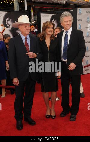 Linda Gray, Larry Hagman, Patrick Duffy im Ankunftsbereich für 40. Jahrestag Restaurierung von Kabarett, Grauman es Chinese Theater, Los Angeles, CA 12. April 2012. Foto von: Dee Cercone/Everett Collection Stockfoto