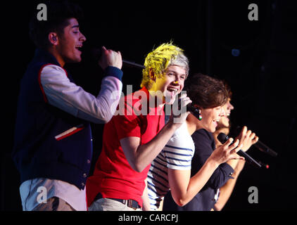 13. April 2012 - führt aus Sydney, New South Wales, Australien - die Boy-Band One Direction live in Sydney, Australien. ZAYN MALIK, NIALL HORAN, LIAM PAYNE, LOUIS TOMLINSON und HARRY STYLES. (Bild Kredit: Marianna Massey/ZUMAPRESS.com ©) Stockfoto