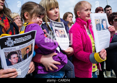 Aberystwyth Wales UK, Freitag, 13. April 2012: Freunde und Verwandte der fehlenden 24 jährige Mann Simon Jones halten Plakate und Flugblätter, die Suche nach Hilfe und Informationen über seinen Verbleib. Simon Jones wurde zuletzt gesehen, so dass einen beliebter Nachtclub in der Stadt in den frühen Morgenstunden des Montag, 9. April 2012. Stockfoto