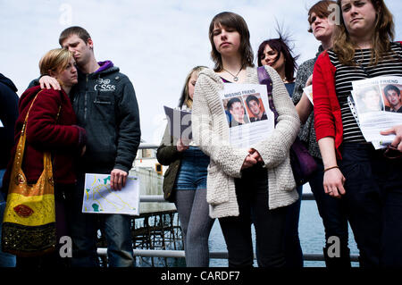 Aberystwyth Wales UK, Freitag, 13. April 2012: Freunde und Verwandte der fehlenden 24 jährige Mann Simon Jones halten Plakate und Flugblätter, die Suche nach Hilfe und Informationen über seinen Verbleib. Simon Jones wurde zuletzt gesehen, so dass einen beliebter Nachtclub in der Stadt in den frühen Morgenstunden des Montag, 9. April 2012 Stockfoto