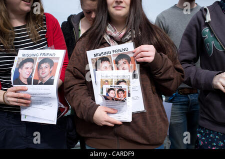 Aberystwyth Wales UK, Freitag, 13. April 2012: Freunde und Verwandte der fehlenden 24 jährige Mann Simon Jones halten Plakate und Flugblätter, die Suche nach Hilfe und Informationen über seinen Verbleib. Simon Jones wurde zuletzt gesehen, so dass einen beliebter Nachtclub in der Stadt in den frühen Morgenstunden des Montag, 9. April 2012 Stockfoto