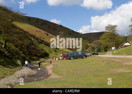 13. April 2012, Besucher, um das Beste aus der Sonne am Ende der Osterwoche in Carding Mill Valley, Kirche Stretton, Shropshire. Kreditrahmen: © Itdarbs / Alamy Live News Stockfoto