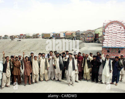 LKW-Fahrer blockieren Quetta-Chaman Autobahn mit ihren Fahrzeugen Gesang Parolen gegen das Ziel töten, Entführung und Law &amp; Order Situation während ihren Streik am Freitag, 13. April 2012. Stockfoto