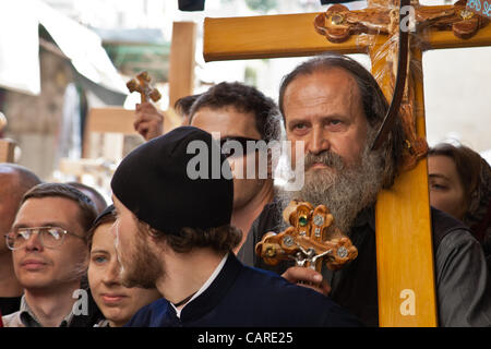 Tausende von östliche orthodoxe Christen nehmen an Crucessions entlang der Via Dolorosa, Rückverfolgung der letzten Schritte von Jesus am Heiligen und großen Freitag, vorhergehenden Ostern Teil. Emotionen Höhepunkt auf Annäherung an die Kirche des Heiligen Grabes. Jerusalem, Israel. 13 - Apr-2012.Credit: © Nir Alon/Alamy Live-Nachrichten Stockfoto