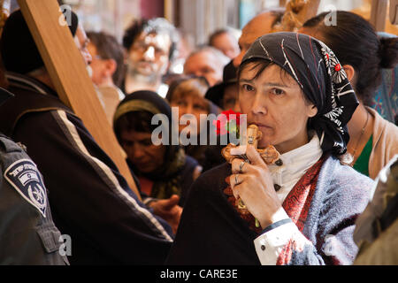 Tausende von östliche orthodoxe Christen nehmen an Crucessions entlang der Via Dolorosa, Rückverfolgung der letzten Schritte von Jesus am Heiligen und großen Freitag, vorhergehenden Ostern Teil. Emotionen Höhepunkt auf Annäherung an die Kirche des Heiligen Grabes. Jerusalem, Israel. 13-Apr-2012.Credit: © Nir Alon / Alamy Stockfoto