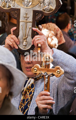 Tausende von östliche orthodoxe Christen nehmen an Crucessions entlang der Via Dolorosa, Rückverfolgung der letzten Schritte von Jesus am Heiligen und großen Freitag, vorhergehenden Ostern Teil. Emotionen Höhepunkt auf Annäherung an die Kirche des Heiligen Grabes. Jerusalem, Israel. 13. April 2012. Stockfoto