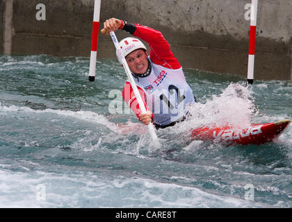 Mark Proctor gehen hart am ersten Tag der Mens C1 Konkurrenz für Olympische und nationale Auswahl beim Kanu-Slalom Stockfoto