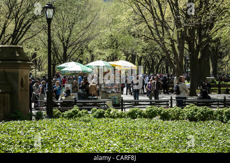 New York, NY – warme 13. April 2012 – ungewöhnlich Wetter machte Central Park ein idealer Ort zum genießen und entspannen.  Dichter zu Fuß ist ein beliebtes Reiseziel innerhalb des Parks. Stockfoto