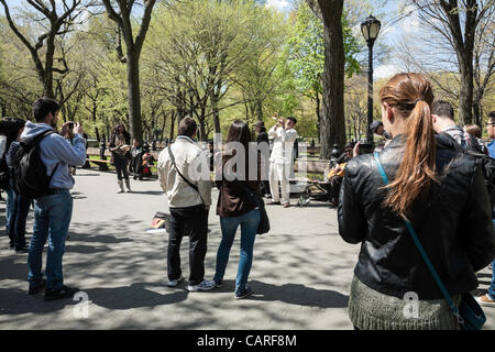 New York, NY – warme 13. April 2012 – ungewöhnlich Wetter machte Central Park ein idealer Ort zum genießen und entspannen.  Straßenmusiker unterhalten mich Park Besucher mit ihrer Leistung. Stockfoto