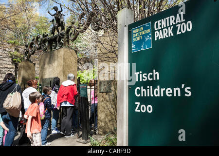 Der Lehman Tore sind eine bronzene Skulptur Wahrzeichen am Zoo im Central Park, New York City, USA Stockfoto