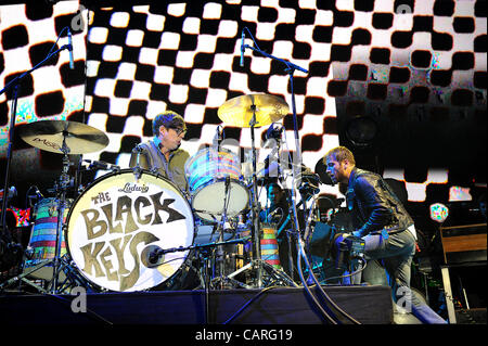 13. April 2012 - Indio, Kalifornien; USA - Gitarrist DAN AUERBACH und PATRICK CARNEY der Schlagzeuger der Band The Black Keys tritt im Rahmen des Coachella Music & Arts Festivals 2012, die zu den Empire Polofeld stattfindet.  Das dreitägige Festival zieht Tausende von Fans zu sehen, ein variet Stockfoto