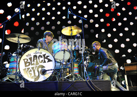 13. April 2012 - Indio, Kalifornien; USA - Gitarrist DAN AUERBACH und PATRICK CARNEY der Schlagzeuger der Band The Black Keys tritt im Rahmen des Coachella Music & Arts Festivals 2012, die zu den Empire Polofeld stattfindet.  Das dreitägige Festival zieht Tausende von Fans zu sehen, ein variet Stockfoto