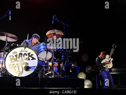 13. April 2012 - Indio, Kalifornien; USA - Gitarrist DAN AUERBACH und PATRICK CARNEY der Schlagzeuger der Band The Black Keys tritt im Rahmen des Coachella Music & Arts Festivals 2012, die zu den Empire Polofeld stattfindet.  Das dreitägige Festival zieht Tausende von Fans zu sehen, ein variet Stockfoto