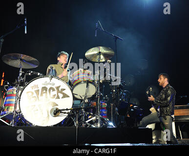 13. April 2012 - Indio, Kalifornien; USA - Gitarrist DAN AUERBACH und PATRICK CARNEY der Schlagzeuger der Band The Black Keys tritt im Rahmen des Coachella Music & Arts Festivals 2012, die zu den Empire Polofeld stattfindet.  Das dreitägige Festival zieht Tausende von Fans zu sehen, ein variet Stockfoto