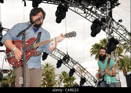 13. April 2012 - Indio, Kalifornien; USA - Gitarrist / Sänger MAXWELL TOUSSEAU der Band The Dear Hunter tritt im Rahmen des Coachella Music & Arts Festivals 2012, die zu den Empire Polofeld stattfindet.  Das dreitägige Festival zieht Tausende von Fans zu sehen, eine Vielzahl von Künstler o Stockfoto