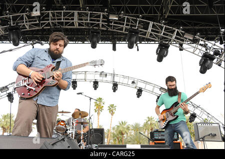 13. April 2012 - Indio, Kalifornien; USA - Gitarrist / Sänger MAXWELL TOUSSEAU der Band The Dear Hunter tritt im Rahmen des Coachella Music & Arts Festivals 2012, die zu den Empire Polofeld stattfindet.  Das dreitägige Festival zieht Tausende von Fans zu sehen, eine Vielzahl von Künstler o Stockfoto