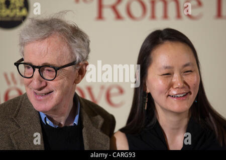 ROM, ITALIEN. FREITAG, 13. APRIL 2012. Welt-Premiere von Woody Allens Film "To Rome With Love" im Auditorium, Rom, Italien. Abgebildete Regisseur Woody Allen und Soon-Yi Previn Frau Stockfoto