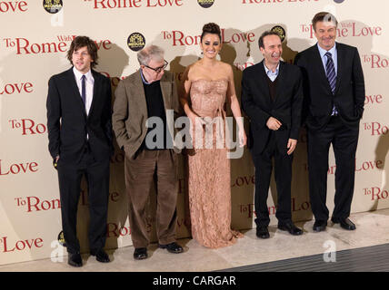 ROM, ITALIEN. FREITAG, 13. APRIL 2012. Welt-Premiere von Woody Allens Film "To Rome With Love" im Auditorium, Rom, Italien. Im Bild von L. nach R. Jesse Eisenberg, Regisseur Woody Allen, Penelope Cruz, Roberto Benigni und Alec Baldwin Stockfoto