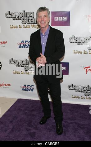 Tom Bergeron in Anwesenheit für Dancing with the Stars: Live in Las Vegas-Medien-Vorschau, The New Tropicana Las Vegas, Las Vegas, NV 13. April 2012. Foto von: James Atoa/Everett Collection Stockfoto