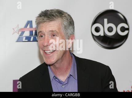 Tom Bergeron in Anwesenheit für Dancing with the Stars: Live in Las Vegas-Medien-Vorschau, The New Tropicana Las Vegas, Las Vegas, NV 13. April 2012. Foto von: James Atoa/Everett Collection Stockfoto