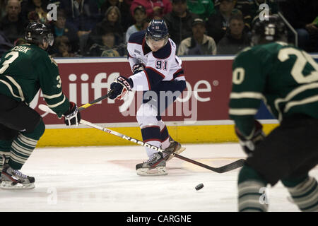 London Ontario, Kanada - 13. April 2012. Nick Moutrey (91) von Saginaw Spirit macht einen Pass. Die London-Ritter besiegt Saginaw Spirit 2 - 1 in der Overtime bei John Labatt Centre eine drei zu zwei Serie Führung. Stockfoto