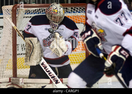 London Ontario, Kanada - 13. April 2012. Saginaw Spirit Torwart Jake Paterson blockt den Schuß ab. Die London-Ritter besiegt Saginaw Spirit 2 - 1 in der Overtime bei John Labatt Centre eine drei zu zwei Serie Führung. Stockfoto