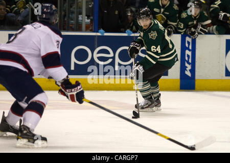 London Ontario, Kanada - 13. April 2012. Ryan Rupert (64) von den London Knights schaut, um einen Pass zu machen. Die London-Ritter besiegt Saginaw Spirit 2 - 1 in der Overtime bei John Labatt Centre eine drei zu zwei Serie Führung. Stockfoto