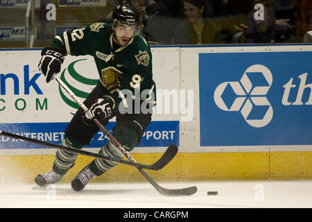 London Ontario, Kanada - 13. April 2012. Greg McKegg (92) von den London Knights bereitet sich auf einen Pass machen. Die London-Ritter besiegt Saginaw Spirit 2 - 1 in der Overtime bei John Labatt Centre eine drei zu zwei Serie Führung. Stockfoto