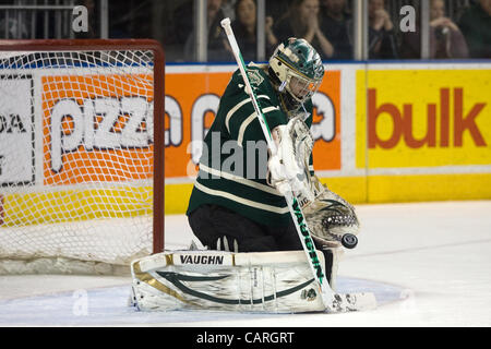 London Ontario, Kanada - 13. April 2012. London-Ritter Torwart Michael Houser blockt den Schuß ab. Die London-Ritter besiegt Saginaw Spirit 2 - 1 in der Overtime bei John Labatt Centre eine drei zu zwei Serie Führung. Stockfoto