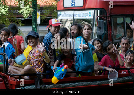 Thai Kinder genießen das Wasser Festival an der Sukhumvit Road, Bangkok, Thailand am Samstag, 14. April 2012. Bangkok feiert das Thai Neujahr mit der traditionellen Songkran Water Festival. © kraig Lieb Stockfoto