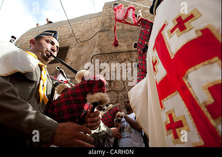 Jerusalem. Samstag, 14. April 2012. Ein palästinensischer Mann spielt Dudelsack in einer katholischen Pfadfindern marschierendes Band während des Rituals Osterfeuer Heiligen in Jerusalem. Stockfoto