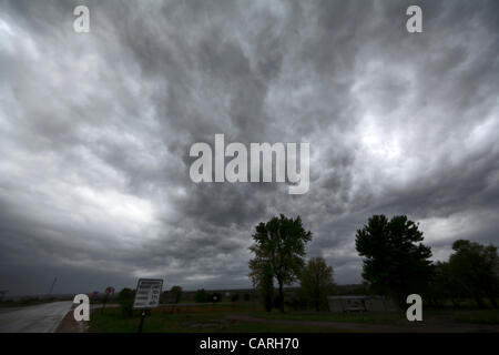 Östlichen Nebraska, USA 14. April 2012--in der Nähe der Auffahrt für US interstate Highway 80 bei angenehmen Dale, Nebraska Wolken von einem schweren Gewitter sind Verdunkelung der Umgebung gesehen. Unwetter mit Tornados wurden für Eastern Nebraska prognostiziert. Stockfoto