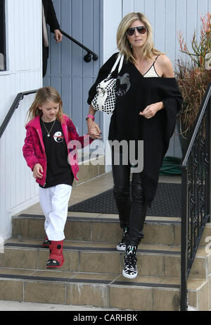 LENI KLUM & HEIDI KLUM HEIDI KLUM Sichtung LOS ANGELES Kalifornien USA 14. April 2012 Stockfoto