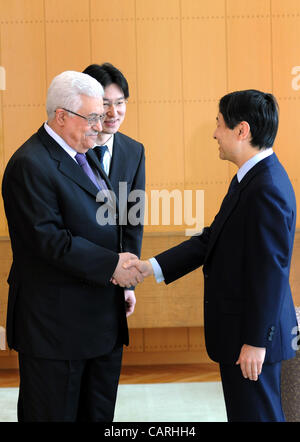 13. April 2012 - Tokyo, Tokelau - palästinensischen Präsidenten Mahmoud Abbas (Abu Mazen) mit Kronprinz von Japan, Prinz Naruhito in Tokio, am 13. April 2012 trifft.  Foto von Thaer Ganaim (Kredit-Bild: © Thaer Ganaim Apaimages/APA Images/ZUMAPRESS.com) Stockfoto