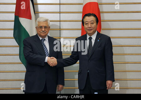 14. April 2012 - Tokyo, Tokelau - palästinensischen Präsidenten Mahmoud Abbas (Abu Mazen) mit Japan Premierminister Naoto Kan, in Tokio, am 13. April 2012 trifft.  Foto von Thaer Ganaim (Kredit-Bild: © Thaer Ganaim Apaimages/APA Images/ZUMAPRESS.com) Stockfoto