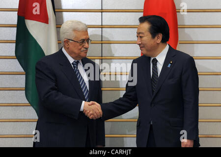 14. April 2012 - Tokyo, Tokelau - palästinensischen Präsidenten Mahmoud Abbas (Abu Mazen) mit Japan Premierminister Naoto Kan, in Tokio, am 13. April 2012 trifft.  Foto von Thaer Ganaim (Kredit-Bild: © Thaer Ganaim Apaimages/APA Images/ZUMAPRESS.com) Stockfoto