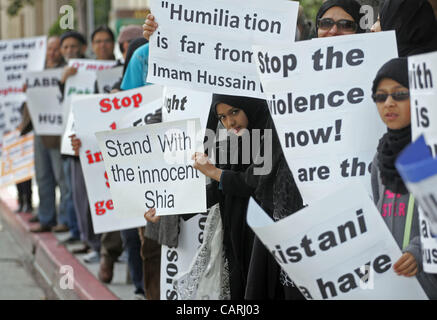 14. April 2012 - Los Angeles, Kalifornien, USA - Mitglieder der muslimischen Gemeinde mit Zeichen und Parolen schreien während einer Protestaktion vor dem Pakistan Konsulat, der pakistanischen Regierung aufzufordern, zu stoppen, so dass bewaffnete Gruppen, unschuldige Zivilisten zu terrorisieren '' und verhaften die Verantwortlichen für die Massacr Stockfoto